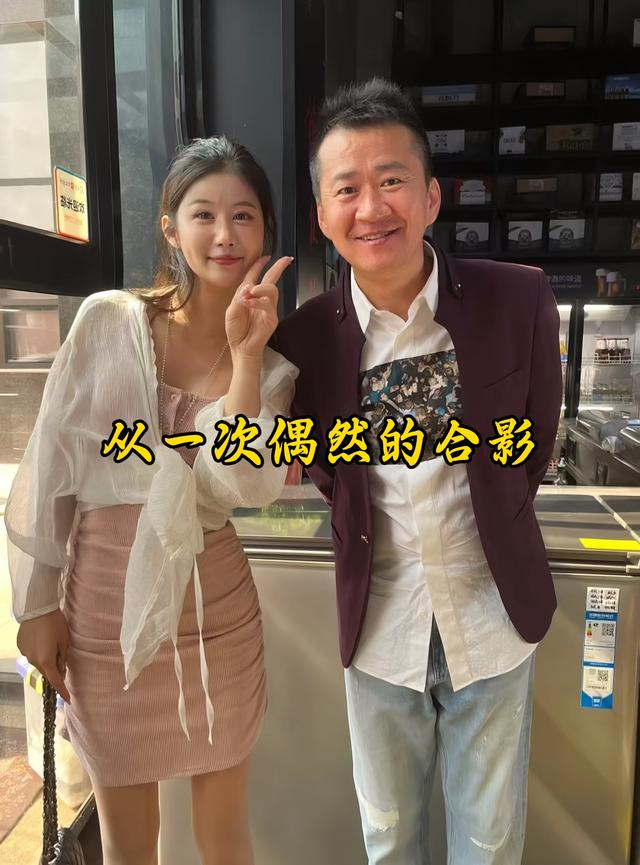 知名演员无戏可拍，回老家摆摊卖炒面，娶小18岁娇妻矛盾不断