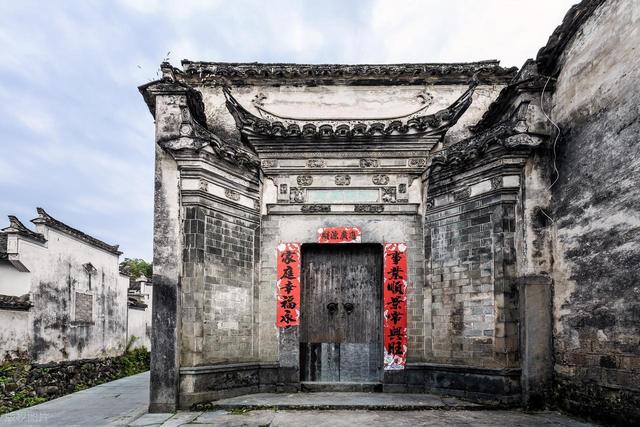 俗语“门楼靠左不靠右，台阶成单不成双”，啥意思，有生活道理？