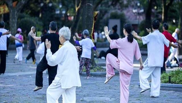 膝关节不好的人注意！医生劝告：这3种运动最伤软骨，尽量避开