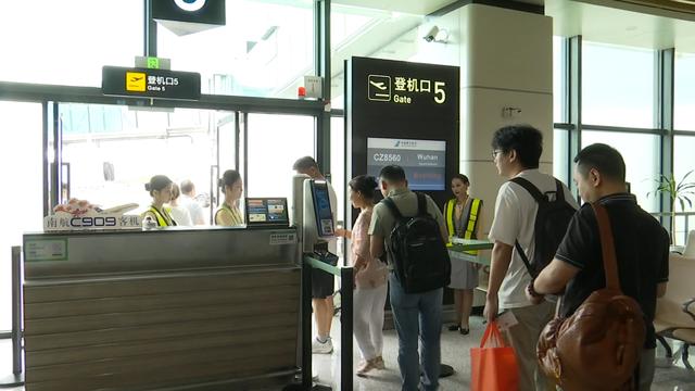 国产民航客机C909惠州首航 执飞“惠州 = 武汉”航线