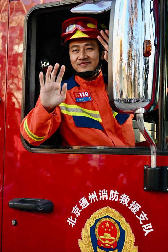 【我们的环球嘉年华】当花车巡游遇上逆行英雄！北京环球度假区上演最“燃”消防宣传