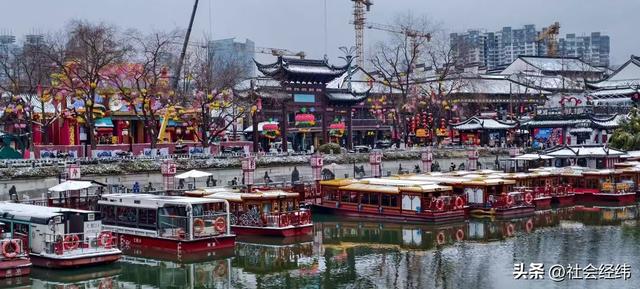 大寒雪落秦淮畔 四秩灯会映金陵 古建银装裹红韵入画来