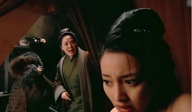 武松杀潘金莲时，为何要撕开她的衣服？看完不得不夸武松经验丰富