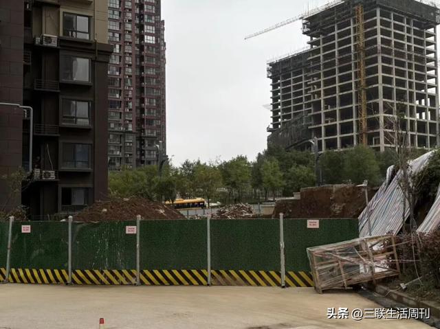 11岁男孩坠入小区通风井：烂尾楼“复活”后的悲剧