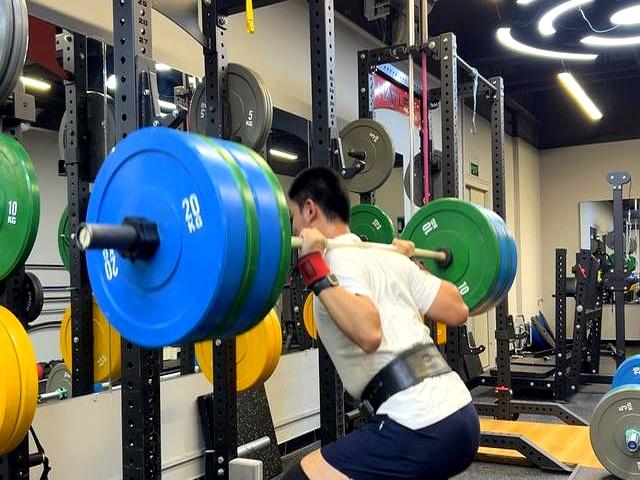 男人过了40岁，更应该练深蹲！坚持1个月，5个改变，试试就知道