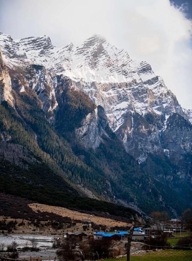 林芝•波密神山，云雾缭绕景色诱人