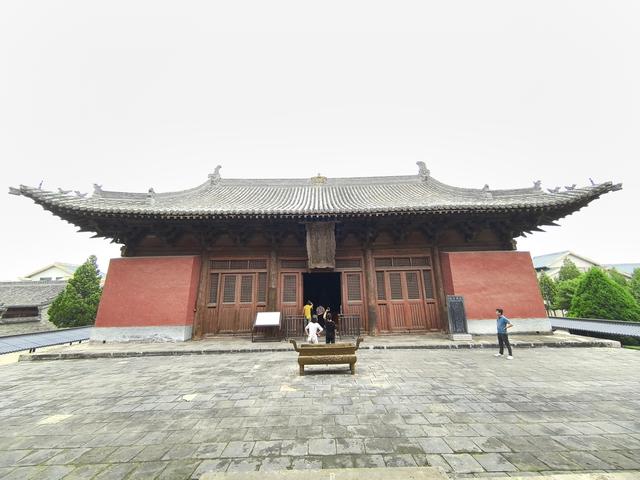 朔州古城旅游资源丰富，首屈一指的是崇福寺，被称为金代艺术宝库