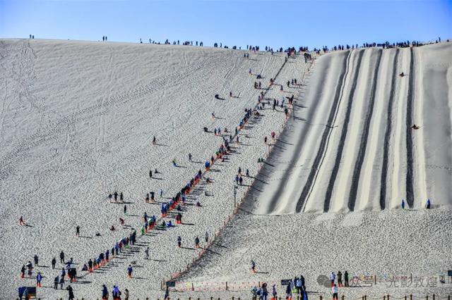 中国八方旅游联合体首趟青甘旅游大型专列抵达敦煌