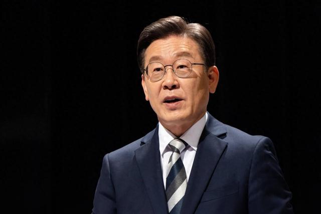 第一个公然拒绝93阅兵的总统，李在明通告全球，韩国降格对待中国