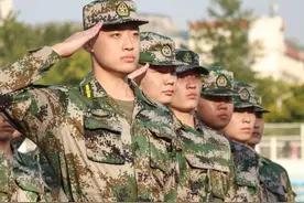 河南一职业学院军训教官侮辱踢踹学生？校方回应：已开始调查核实图片