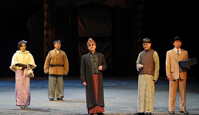 15岁入党，18岁和主席结婚，如今仍健在，却几乎不露面