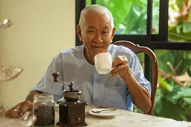 年过70不能喝红茶？医生直言：立夏后不想进医院，3种饮品要少喝图片