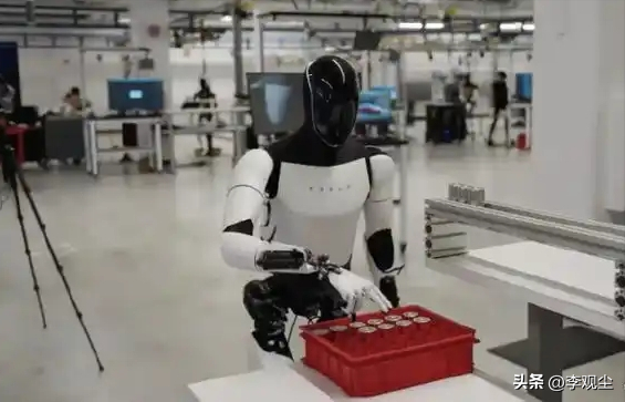 马斯克称5年后手机彻底消失，大量职业被AI代替，仅两类工作能活