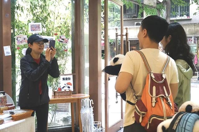 人在锦江，流行把大熊猫er带回家？