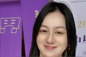 难以置信！唐艺出席儿子毕业典礼，感动落泪，网友评论有点意思图片