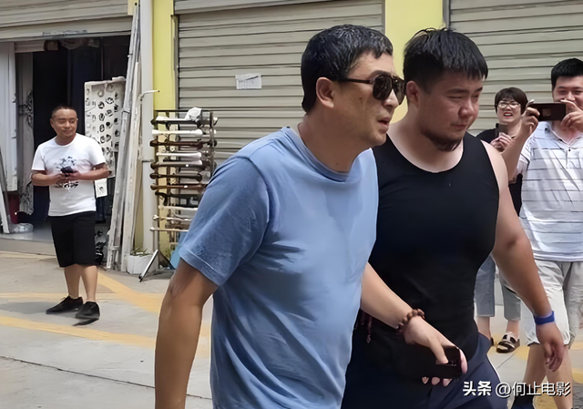 钱再多有什么用！55岁张嘉译现状曝光，病情严重到连走路都站不直