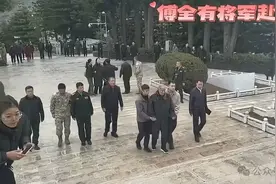 95岁傅全有上将赴麻栗坡陵园，祭奠英烈图片