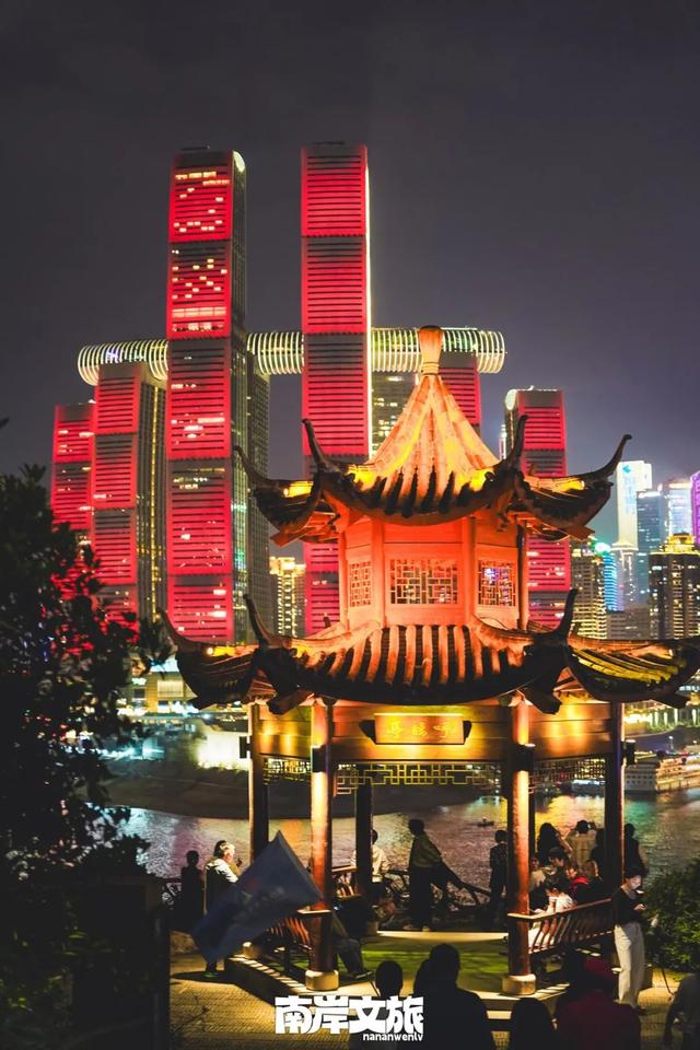 赛博奇幻的古今同框在重庆南岸具象化了！