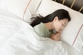 说句真心话，50岁以上的夫妻，你们每天还会拥抱亲吻吗？图片