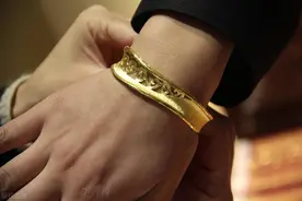 女子喝多被亲戚送回手上3万金镯没了 律师：是不是亲戚要看证据图片