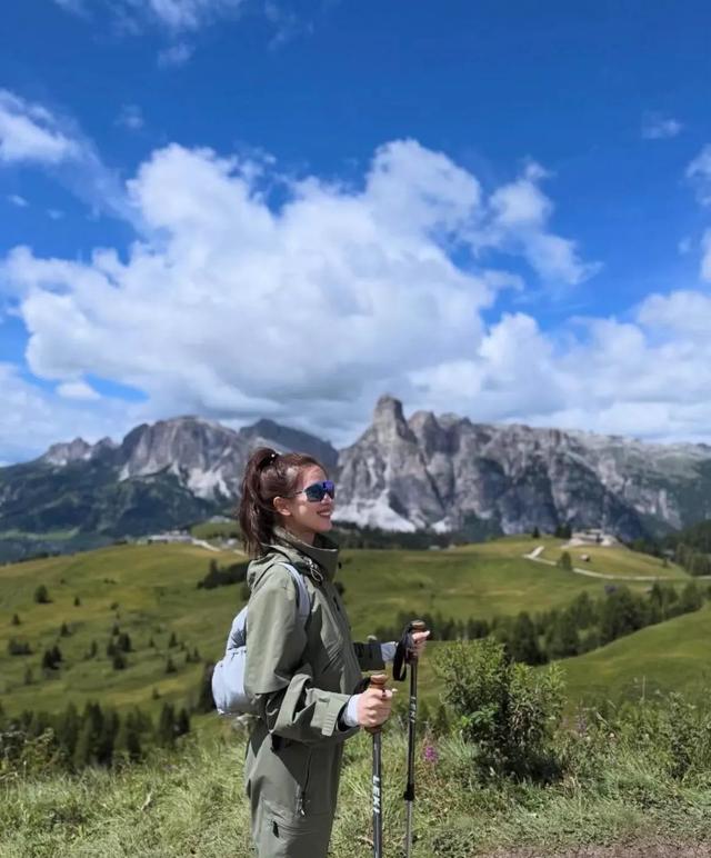 章泽天去意大利徒步登山,她扎高马尾很年轻,坐山顶看风景很惬意