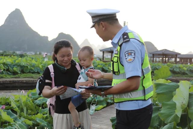 亲“荷”力满分！交通安全大篷车入花景，共守一路“荷”平