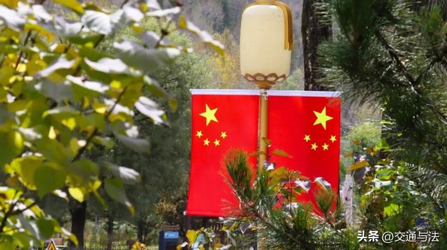 五台山景区“中国红”燃动国庆 国旗飘扬共庆华诞