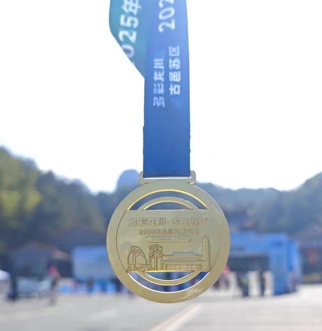 2025年第三届“多彩龙川·古邑苏区”环霍山30公里徒步活动举行