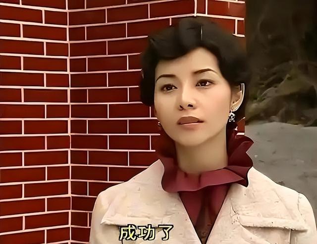 21岁拍三级	，30岁被出轨，38岁嫁大佬，如今50岁没孩子被宠成宝