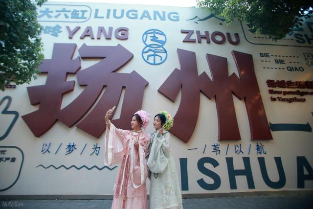 要想游扬州，何须在三月