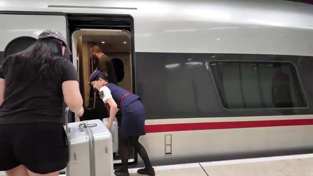 全程1471公里，风景绝美！这趟列车的外国旅客超多！