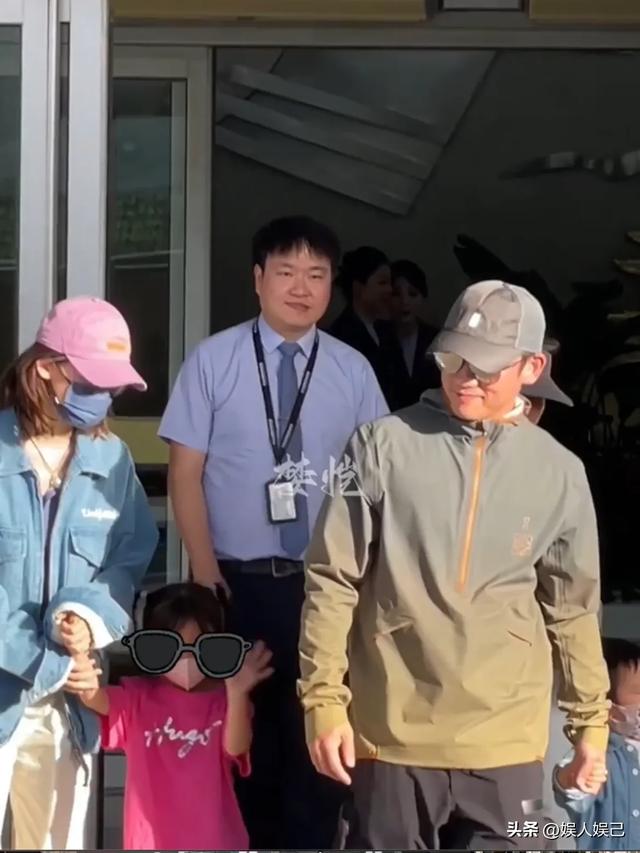 网友偶遇郑恺一家，儿女活泼可爱，老婆身材哇塞，郑恺则稍显发福