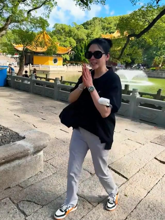 57岁邱淑贞游普陀山被偶遇，身材娇小苗条，打扮低调女神气质依然