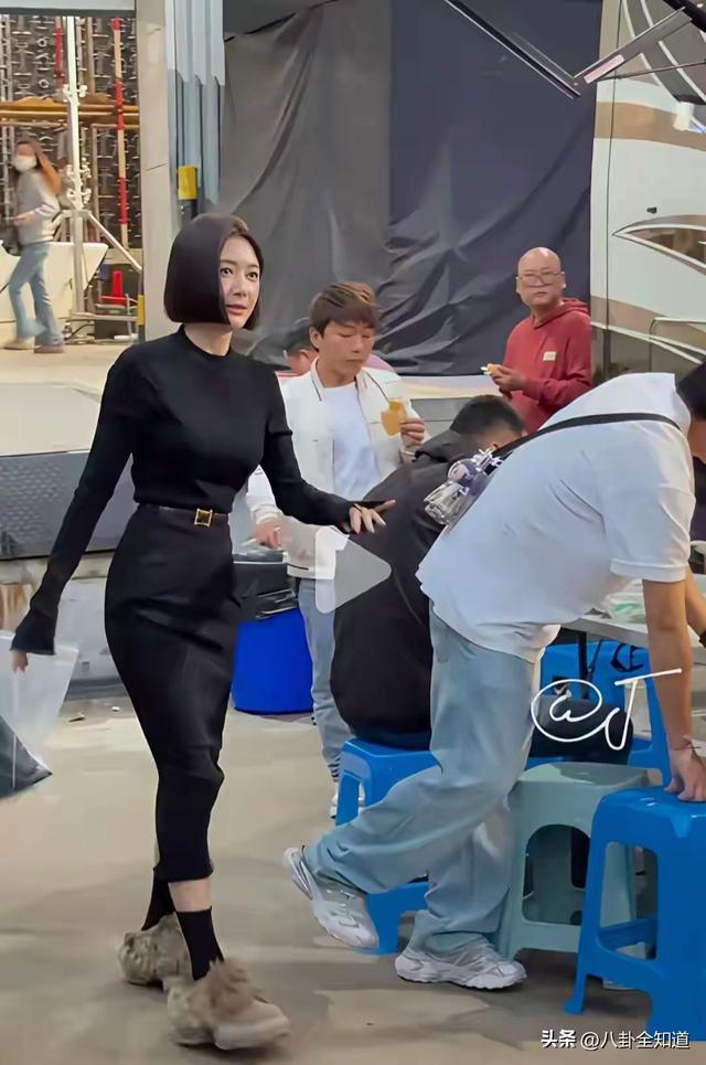 秦岚变化太大了，胸很大，腰很细	，臀部很大，身材有点像芭比娃娃