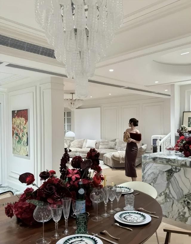 37岁倪妮晒照过圣诞，一细节暴露真实现状，难怪当初看不上冯绍峰