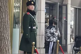 姐姐去天安门广场游玩，偶遇站岗的弟弟，很激动！被网友评论笑喷图片
