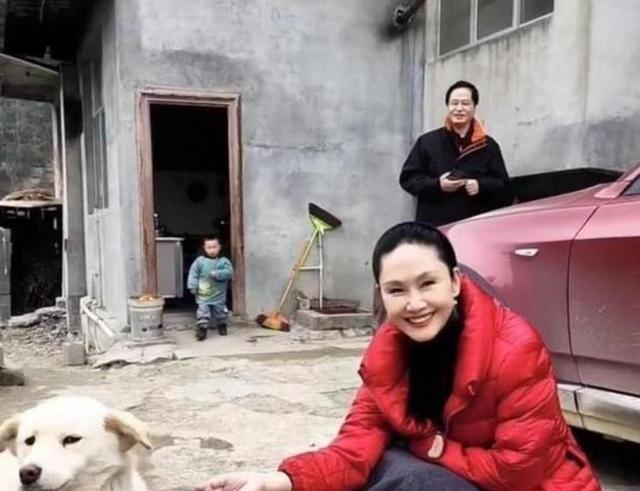 于文华：二婚嫁给未婚小伙，婚后23年未生一子，如今她过得如何？