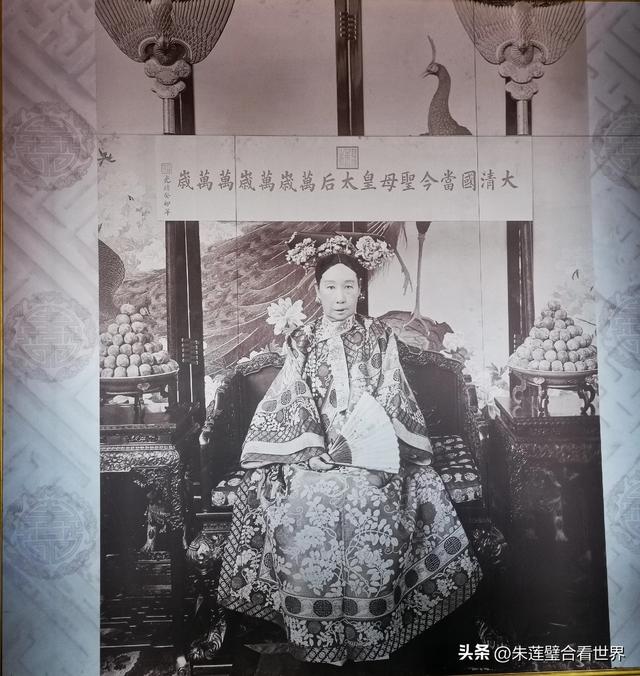 和四位战友参观唐山清东陵