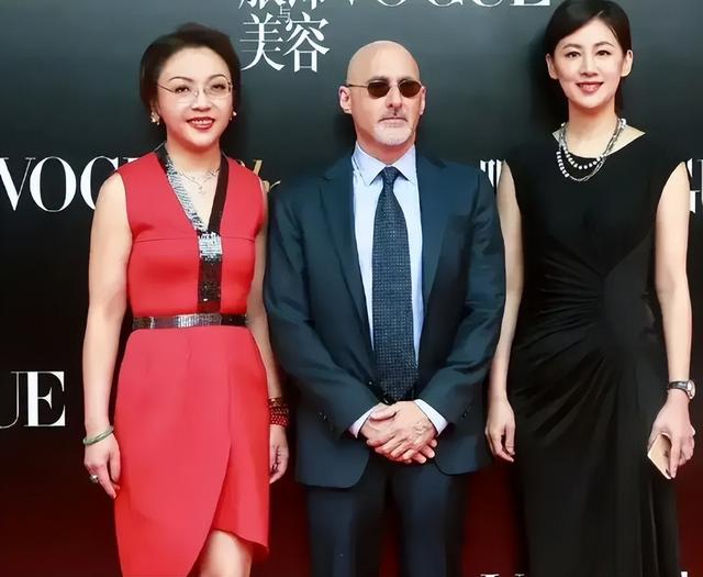 她是金牌美女主持，嫁上海首富生3个孩子，54岁看着像34岁好年轻