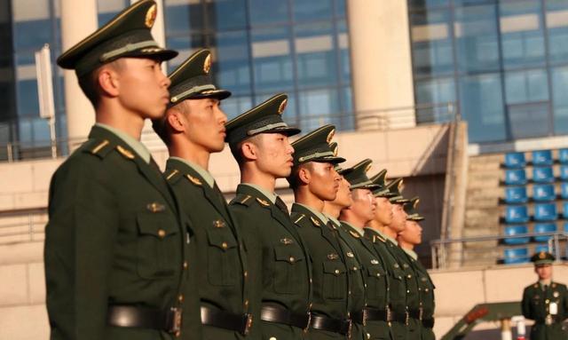 毛主席纪念堂，为什么是解放军持枪守卫，而不是武警？