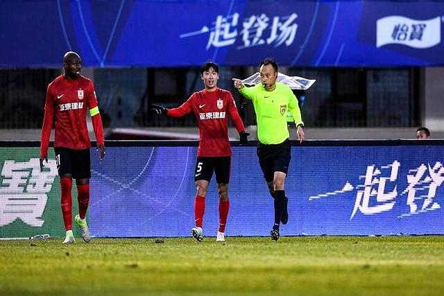 错怪中超裁判！国安点球重罚事出有因，亚泰违规在先，VAR立功了