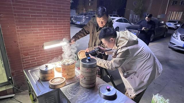 多年来，一批又一批绍兴人前赴后继，走进了这座大漠小城……