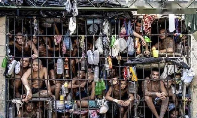 黑帮；替国家行使权利？巴西1个黑帮老大，可以吊打400名警察