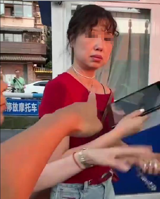 重庆红衣女“社会性死亡”，正脸照曝光