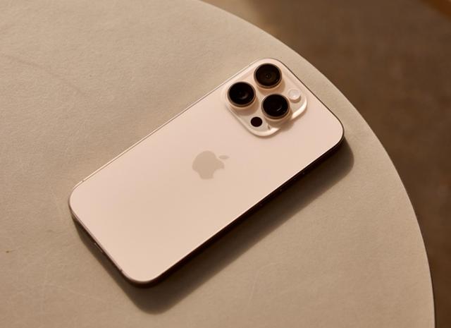 为什么苹果iPhone，不愿意用快充，不愿意用大电池？