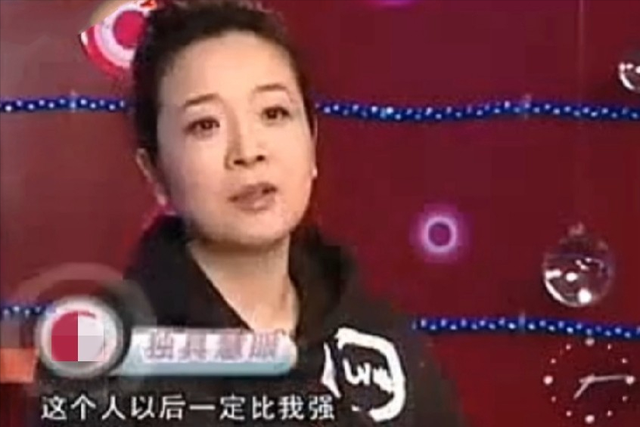 她是国家一级演员，多次给坐轮椅丈夫戴绿帽，如今儿子也是演员