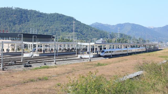 冬日登高燕尾寨，高铁西站现眼前，梅州人休闲有了新去处