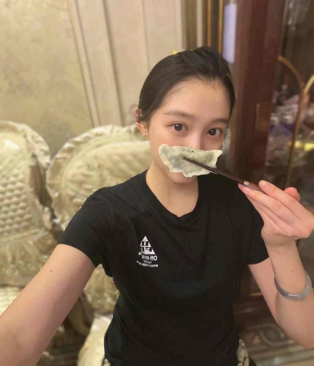 关晓彤晒饺子火了	，网友吵翻了，这碗家常饭藏着多少门道