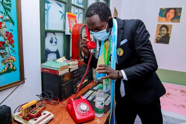 10国非洲媒体人来北京市通州区台湖镇打卡啦！