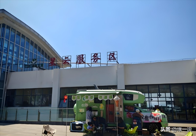 130名游客被丢服务区暴晒，旅游团六小时不发车，根本不是钱的事